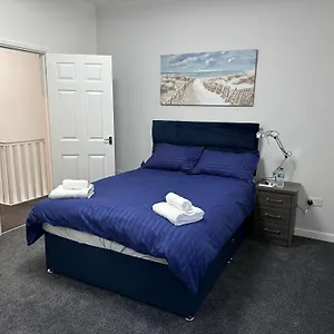 4 Bedroom, Sleeps 8 Comfy Near To Centre And Beaches! Holiday home Swansea